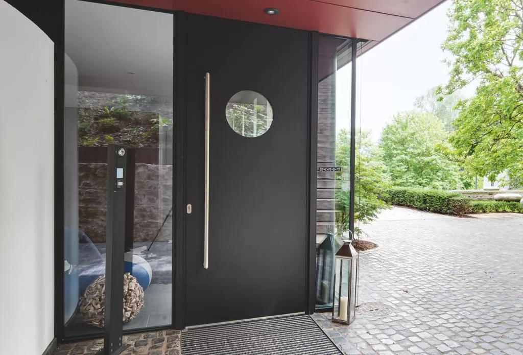 Алюминиевые двери для дома – отличная альтернатива деревянным конструкциям