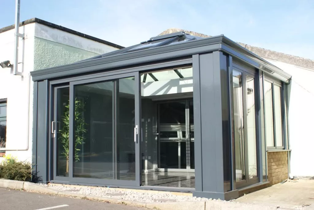 Алюминиевые двери для дома – отличная альтернатива деревянным конструкциям