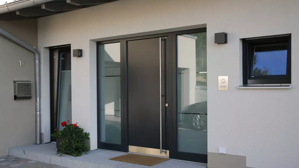 Алюминиевая теплая входная дверь Schuco – надежная преграда на пути холода и злоумышленников