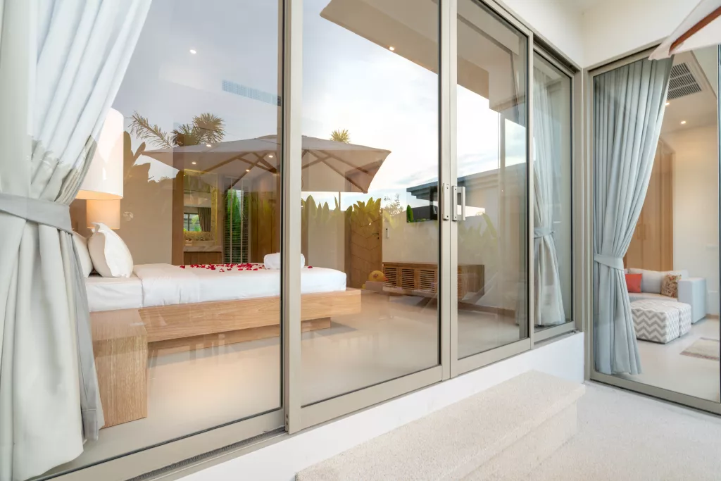 Звукоизоляция окон и дверей из алюминия: практические способы снизить шум в городской квартире