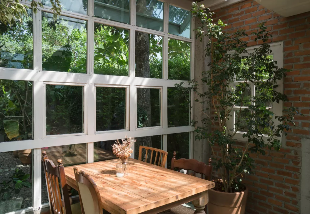 Монтаж алюминиевых окон в старый дом: адаптация под нестандартные проемы и исторические фасады