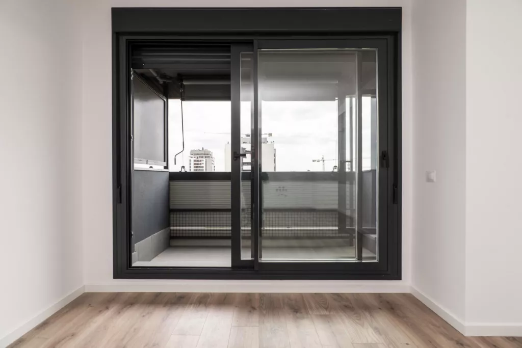 Двери нового уровня: От элегантных входных до раздвижных систем в квартиру