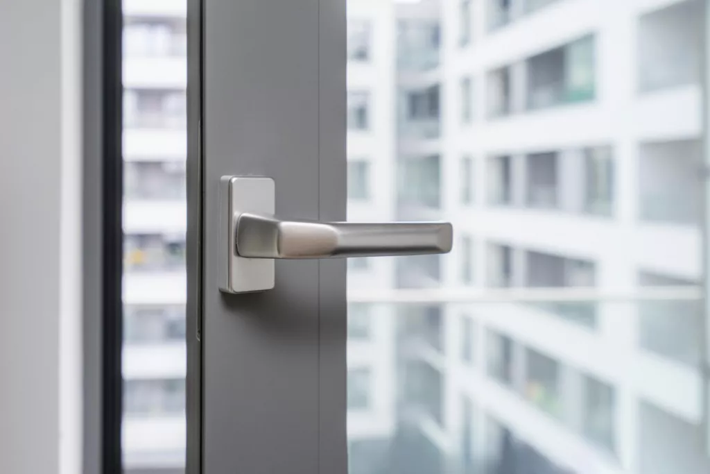 Цвета и фурнитура алюминиевых систем: как выбрать дизайн под стиль фасада и интерьера дома